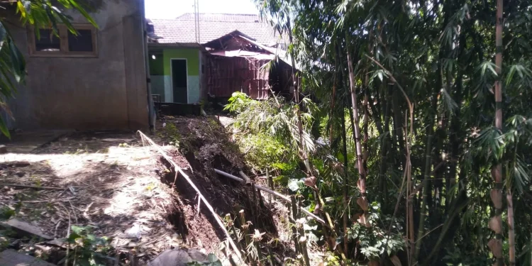 Kondisi longsor yang nyaris memakan bagian bangunan belakang musala di Kota Batu. Foto: BPBD Kota Batu