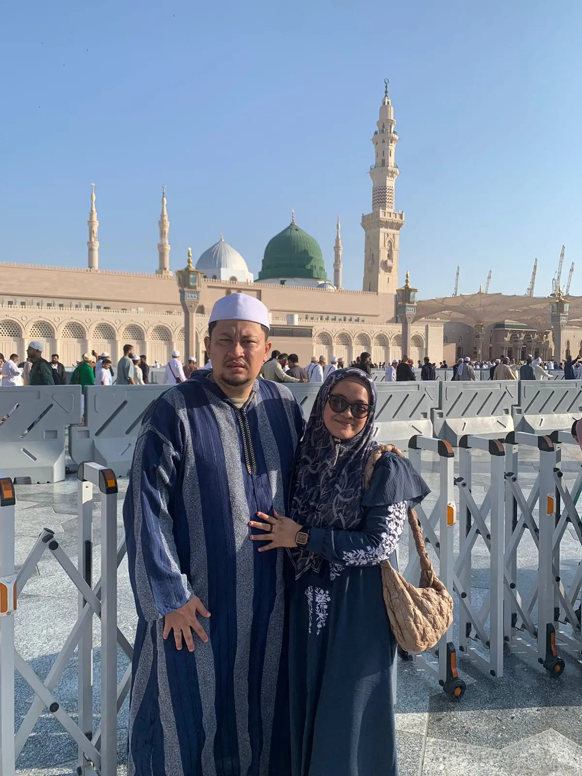 Penulis (kiri) dan istri di area Masjid Nabawi, Madinah. Di bawah kubah hijau itulah, terdapat Makam Nabi Muhammad SAW. Foto: dokumen.