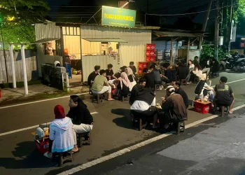 Situasi Toko Kopi Portal saat malam hari./Foto: Ismu Neo Andrian