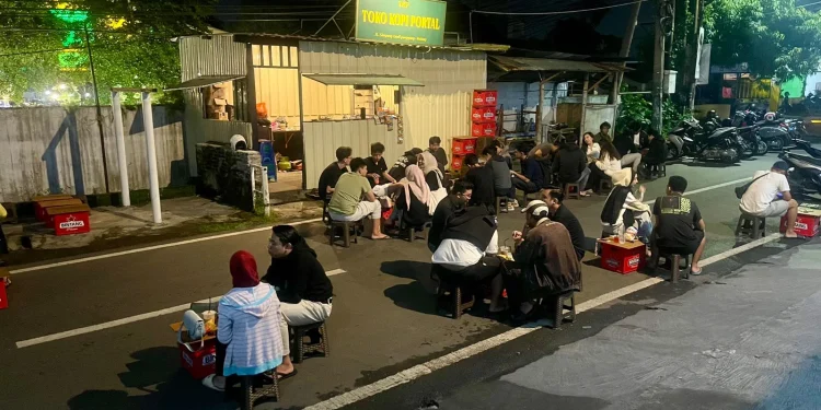 Situasi Toko Kopi Portal saat malam hari./Foto: Ismu Neo Andrian