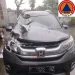 Kondisi mobil yang tertimpa pohon tumbang. Foto: PMI Kabupaten Malang