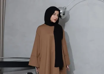 Profil Aghnia Punjabi selebgram asal Malang yang ramai menjadi perbincangan publik usai video penganiayaan sang buah hati oleh pengasuhnya sendiri viral /Foto: Tangkapan layar Instagram @emyaghnia