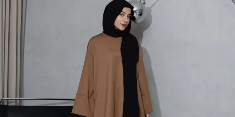 Profil Aghnia Punjabi selebgram asal Malang yang ramai menjadi perbincangan publik usai video penganiayaan sang buah hati oleh pengasuhnya sendiri viral /Foto: Tangkapan layar Instagram @emyaghnia