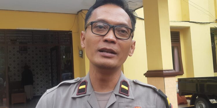 Kasi Humas Polresta Malang Kota, Ipda Yudi Risdiyanto, saat memberikan keterangan soal perundungan pelajar di Sukun, Kota Malang. (Foto/M Sholeh)