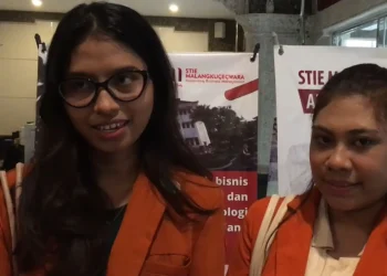 Chintami Putri Aurelia Watungadha (kiri) dan Fransiska Priscillia Within, dua mahasiswa STIE Malangkucecwara yang akan berangkat magang ke Jepang. Foto / dok