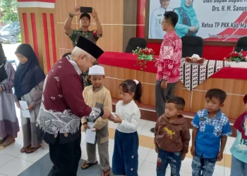 Bupati Malang memberikan bantuan kepada anak-anak yatim di Jabung. Foto: Aisyah Nawangsari Putri