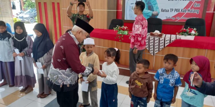 Bupati Malang memberikan bantuan kepada anak-anak yatim di Jabung. Foto: Aisyah Nawangsari Putri