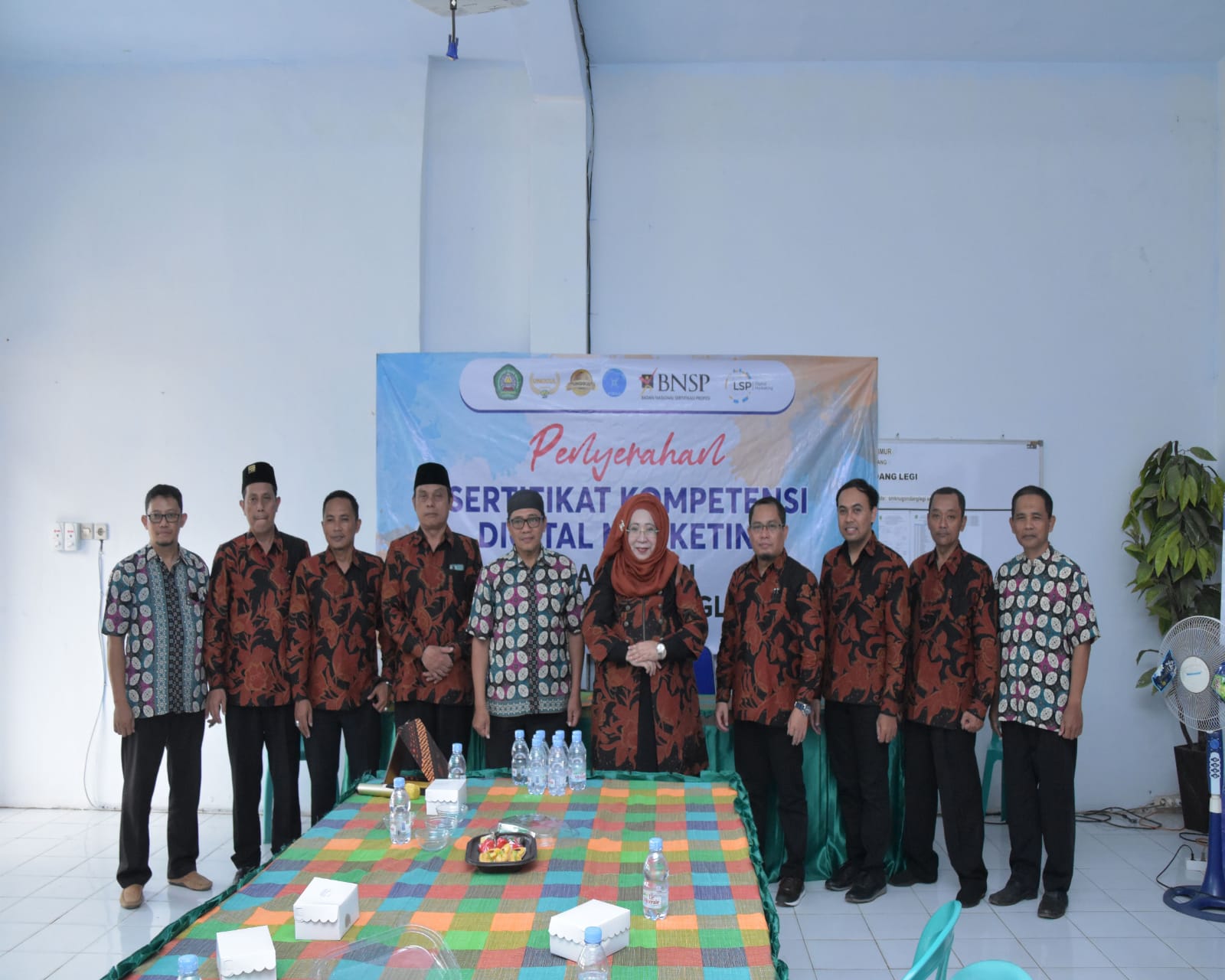Foto bersama Dekan FEB UNISMA, Nur Diana SE MSi, bersama para guru SMK NU Gondanglegi. Foto/dok Unisma