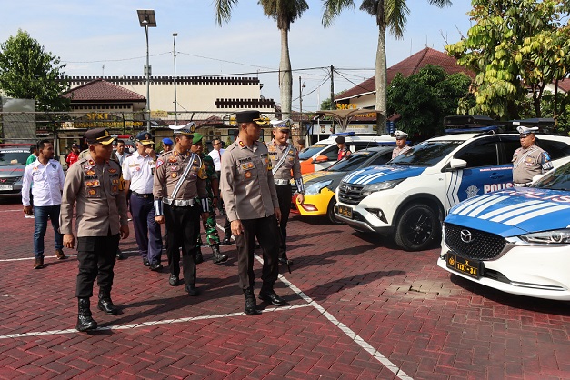 Kapolres Malang, AKBP Putu Kholis Aryana mengecek kesiapan pasukan dan peralatan. Foto: Polres Malang