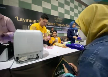 Petugas melayani masyarakat yang tukar uang pecahan untuk lebaran. (Foto/M Sholeh)