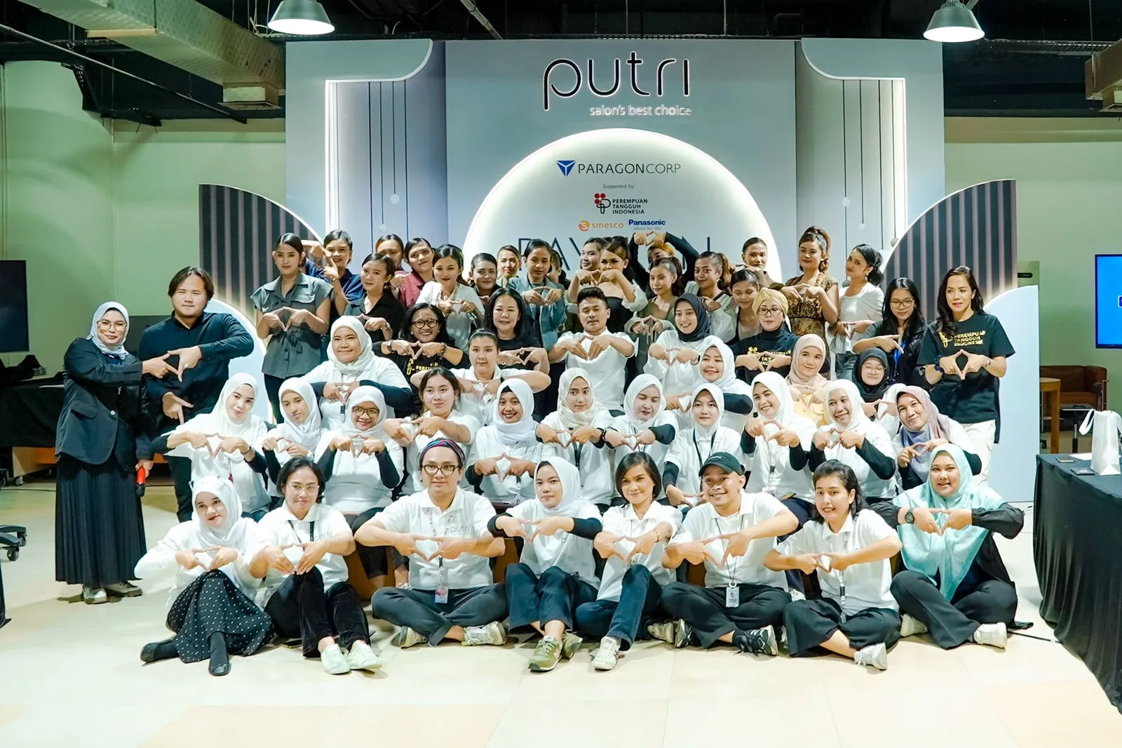 Pelatihan Putri Hair Do Choice oleh Brand Hair Care ParagonCorp diikuti 20 MUA tuli. Foto / dok ParagonCorp