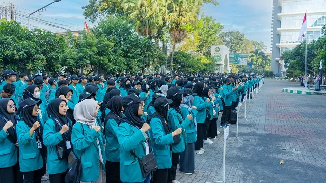 Ilustrasi mahasiswa Unisma saat tengah mengikuti upacara pelepasan KSM-Tematik. Unisma salah satu kampus Islam di Malang. Foto / dok
