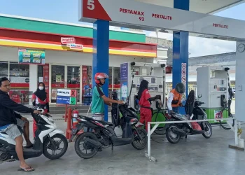 Masyarakat mengantre untuk mengisi BBM di salah satu SPBU di Kabupaten Malang. Foto: Aisyah Nawangsari Putri