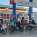Masyarakat mengantre untuk mengisi BBM di salah satu SPBU di Kabupaten Malang. Foto: Aisyah Nawangsari Putri