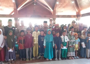 Bupati Malang, Sanusi berfoto bersama anak yatim di Gondanglegi. Foto: Aisyah Nawangsari Putri