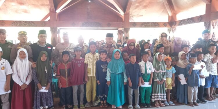 Bupati Malang, Sanusi berfoto bersama anak yatim di Gondanglegi. Foto: Aisyah Nawangsari Putri