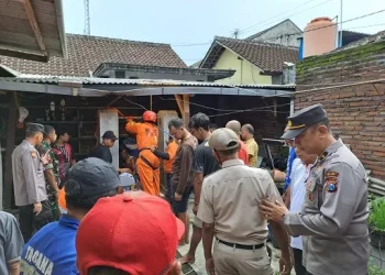 Petugas melakukan evakuasi bocah di Turen yang terjatuh ke dalam sumur. Foto: Polsek Turen