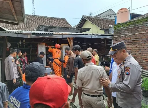 Petugas melakukan evakuasi bocah di Turen yang terjatuh ke dalam sumur. Foto: Polsek Turen