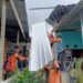 Selain pohon, hujan angin juga membuat atap seng bangunan di TPS Pasar Induk Kota Batu terbang dan menimpa 3 rumah warga di Kelurahan Temas. Foto: BPBD Kota Batu