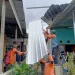 Selain pohon, hujan angin juga membuat atap seng bangunan di TPS Pasar Induk Kota Batu terbang dan menimpa 3 rumah warga di Kelurahan Temas. Foto: BPBD Kota Batu