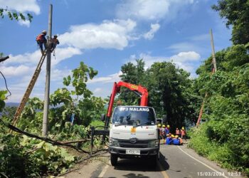 Petugas PLN melakukan pemulihan tiang listrik dan kabel di Sumawe. Foto: PLN UP3 Malang