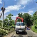 Petugas PLN melakukan pemulihan tiang listrik dan kabel di Sumawe. Foto: PLN UP3 Malang