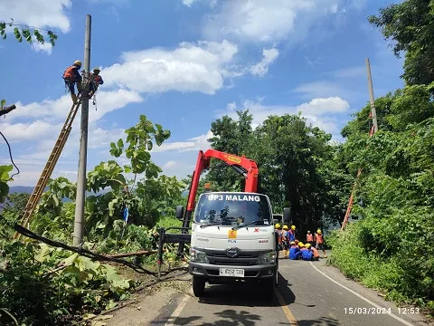 Petugas PLN melakukan pemulihan tiang listrik dan kabel di Sumawe. Foto: PLN UP3 Malang