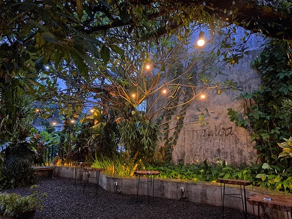 Suasana Niwa Coffee Garden pada Sore Hari (Sumber: Alyaa Savina)