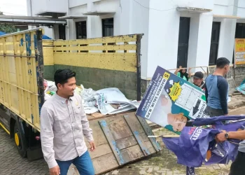 Persiapan pemusnahan barang bukti APK melanggar selama masa tenang Pemilu 2024 di Kantor Bawaslu Kota Batu. Foto: Azmy