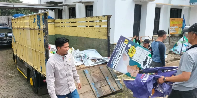 Persiapan pemusnahan barang bukti APK melanggar selama masa tenang Pemilu 2024 di Kantor Bawaslu Kota Batu. Foto: Azmy