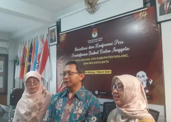 Tim Seleksi KPU Jatim IV saat melakukan sosialisasi seleksi bakal calon anggota KPU kota/kabupaten. (Foto/M Sholeh)