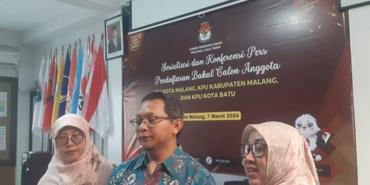 Tim Seleksi KPU Jatim IV saat melakukan sosialisasi seleksi bakal calon anggota KPU kota/kabupaten. (Foto/M Sholeh)