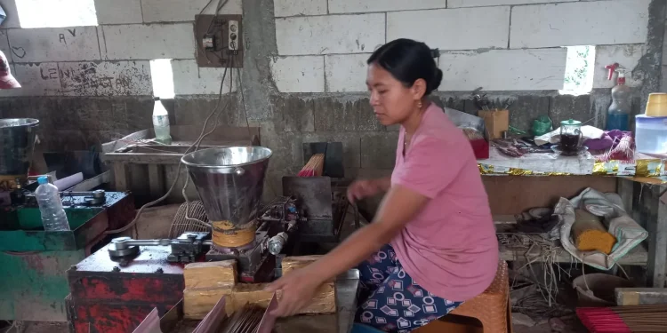 Produksi dupa dilakukan menggunakan mesin. Foto: Aisyah Nawangsari Putri