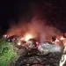 Petugas melakukan penanggulangan kebakaran di penampungan limbah triplek. Foto: Damkar Kabupaten Malang