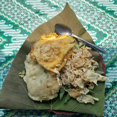 Seporsi Pecel Madiun Rejo, pecel menggunakan godong jati. Foto/Bagus Rachmad Saputra