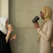 Ilustrasi foto dua wanita meminum kopi. Manfaat minum kopi saat puasa. (Foto/pexels.com)