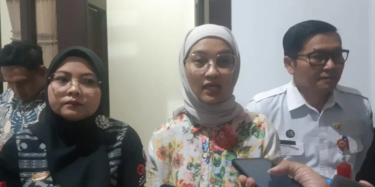 Ketua Komisi D DPRD Kota Malang, Amitya Ratnanggani (tengah) bersama Direktur RS Hermina Malang, dr Wenny Retnosarie (kiri) dan Kepala Dinkes Kota Malang, dr Husnul Muarif (kanan) menyampaikan keterangan soal polemik RS Hermina dan rekomendasi kepada pemerintah. (Foto/M Sholeh)