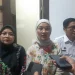 Ketua Komisi D DPRD Kota Malang, Amitya Ratnanggani (tengah) bersama Direktur RS Hermina Malang, dr Wenny Retnosarie (kiri) dan Kepala Dinkes Kota Malang, dr Husnul Muarif (kanan) menyampaikan keterangan soal polemik RS Hermina dan rekomendasi kepada pemerintah. (Foto/M Sholeh)