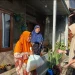 Respon antusias warna menerima paket sembako yang dibagikan oleh mahasiswa Fakultas Vokasi UMM. Foto / dok