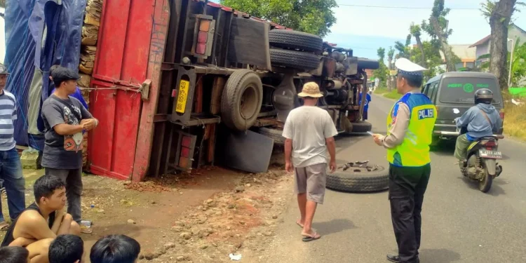 Truk terguling di Kepanjen, Kebupaten Malang, akibat roda belakan lepas. Foto: Satlantas Polres Malang