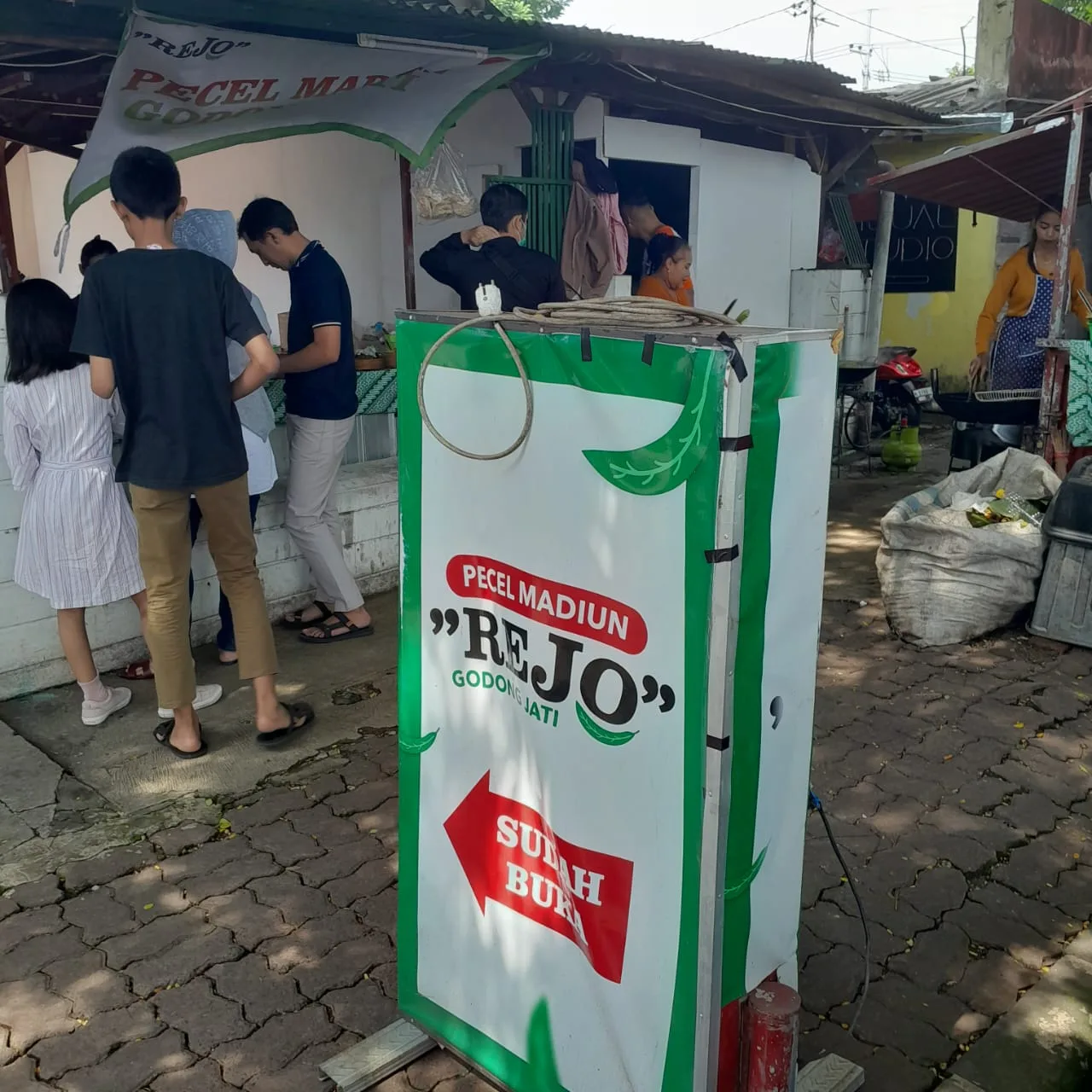 Papan nama Pecel Madiun Rejo. Foto/Bagus Rachmad Saputra