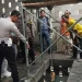 Petugas melakukan olah TKP di lokasi kecelakaan kerja yang mengakibatkan 2 pekerja tewas tersengat listrik. (Foto/dok. Polsek Lowokwaru)