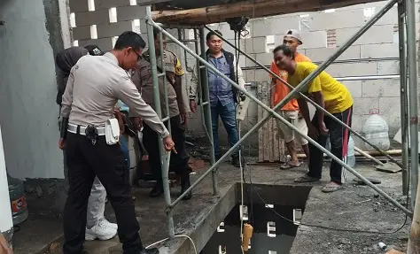 Petugas melakukan olah TKP di lokasi kecelakaan kerja yang mengakibatkan 2 pekerja tewas tersengat listrik. (Foto/dok. Polsek Lowokwaru)