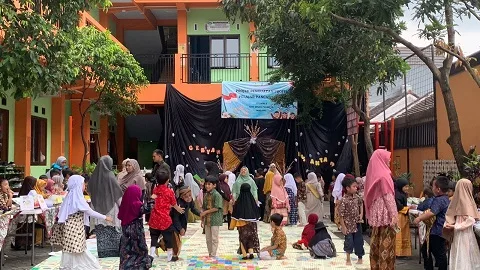 Suasana P5 SDIT Insan Amanah jenjang satu di halaman sekolah. Foto / Feni Yusnia