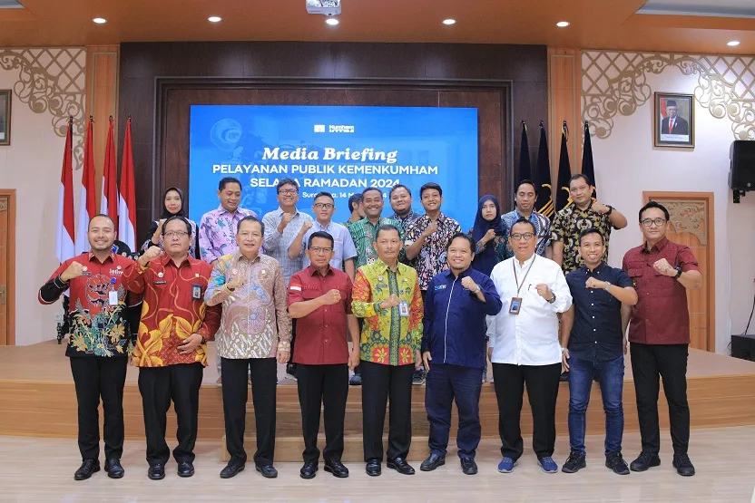Foto bersama selepas penanda tanganan kerja sama antara Kantor Wilayah Kementerian Hukum dan HAM Jawa Timur dengan perwakilan media massa. Foto/dok for TM