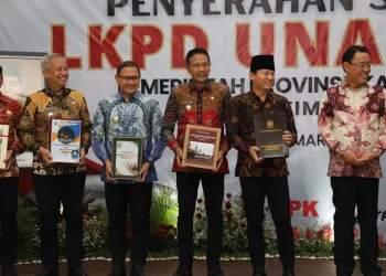 Pj Wali Kota Malang, Dr. Ir. Wahyu Hidayat, MM, menyerahkan LKPD. Foto/dok for TM