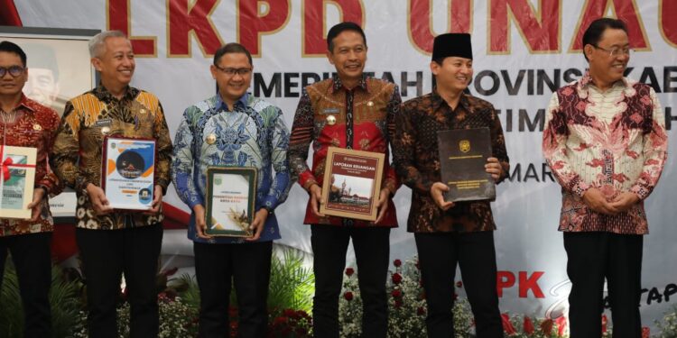 Pj Wali Kota Malang, Dr. Ir. Wahyu Hidayat, MM, menyerahkan LKPD. Foto/dok for TM