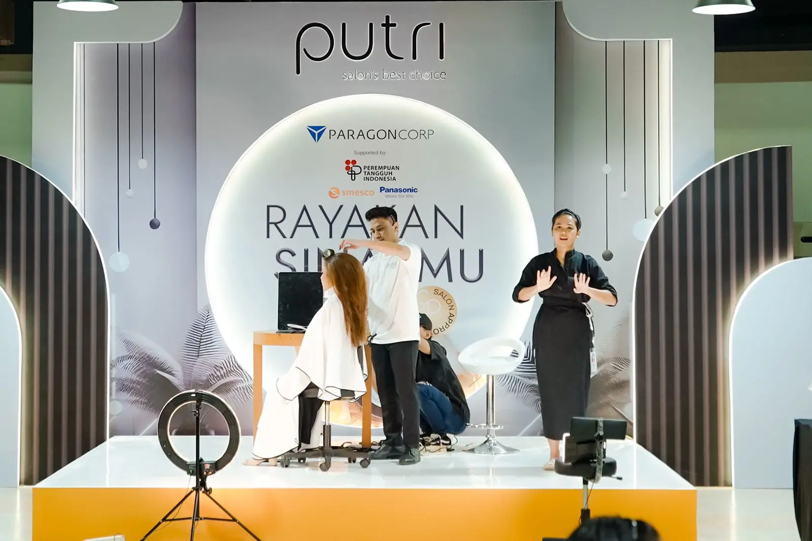 Pelatihan Putri Hair Do Choice oleh Brand Hair Care ParagonCorp diikuti 20 MUA tuli. Foto / dok ParagonCorp