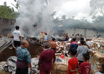 Petugas melakukan pemadaman di tempat pengolahan sampah yang terbakar. Foto: Damkar Kabupaten Malang