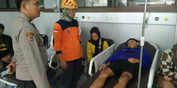 Penanganan pelajar di Kota Batu tertimpa pohon tumbang oleh Polres Batu dan BPBD Kota Batu. Foto: Polres Batu